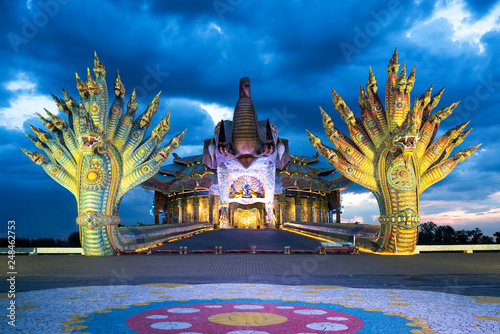 Foto William Temple Wat Ban Lai Dragons and Elephant Lightning.