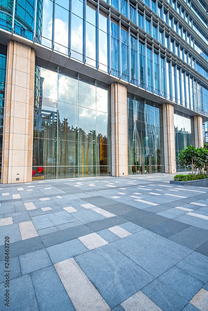 Fototapeta premium Shenzhen City Commercial Center's architectural street plaza