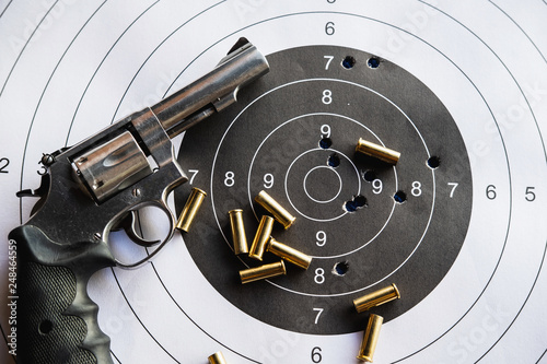 Obraz na plátně Pistol revolver with bullets and target