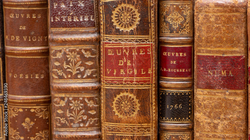 Rangée de livres anciens avec reliures en cuir du 18ème siècle photo