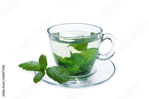 Mięta zielona herbata na białym tle