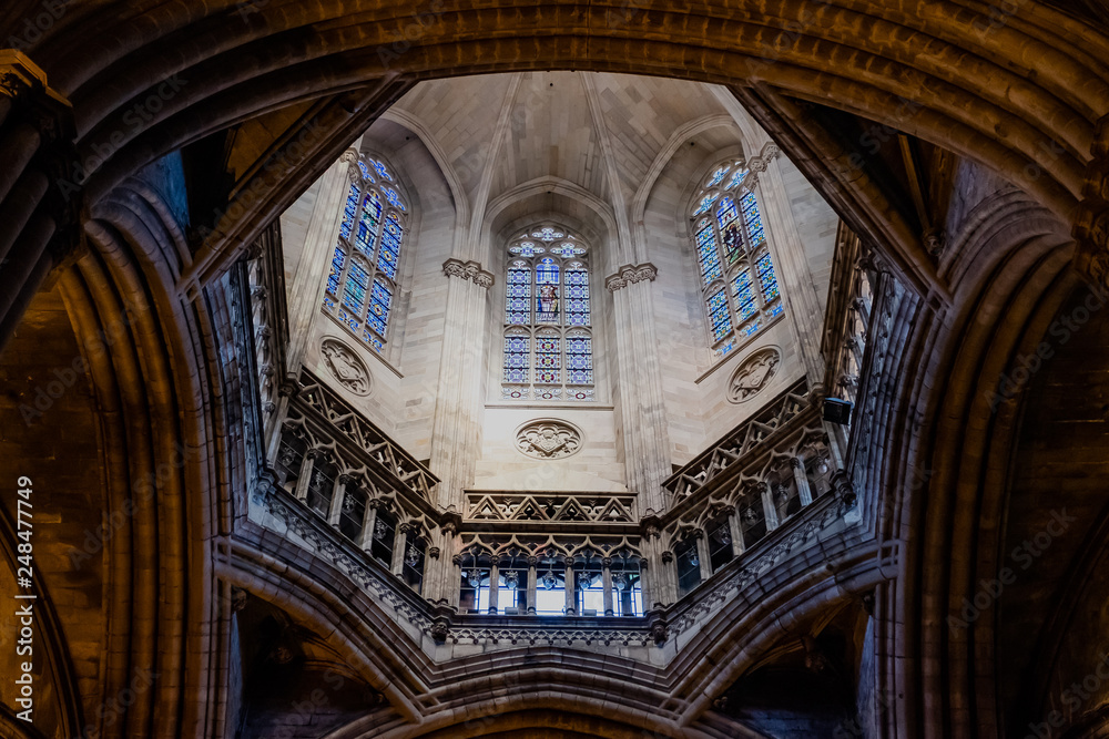 Puits de lumière et vitraux de la cathédrale Sainte Croix, Barcelone