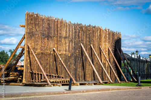 Foto Medieval wooden fence made of palisade