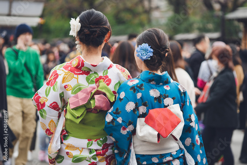 Valokuvatapetti Young girl wearing Japanese kimono standing in front of Sensoji Temple in Tokyo, Japan