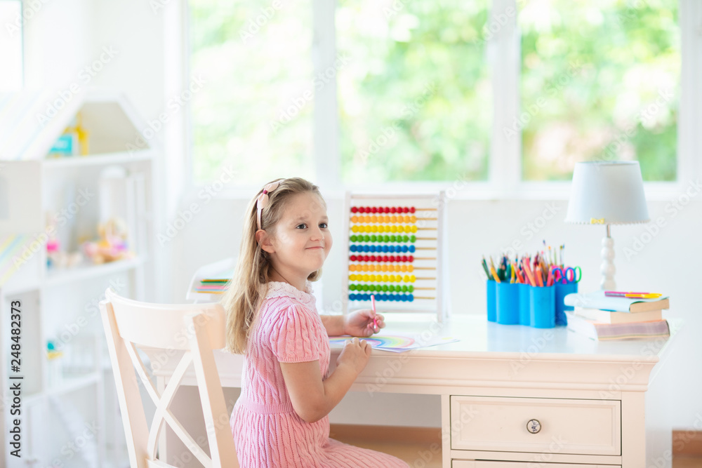 Φωτογραφία Child drawing. Kids paint. Girl after school.