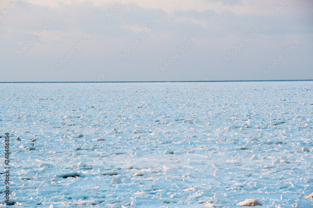 冬のオホーツク海　夕日を浴びた流氷（北海道・斜里町）