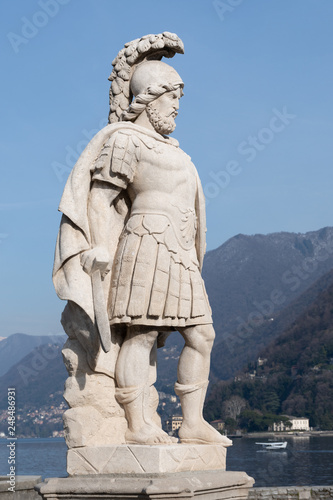 Statua di antico guerriero greco o romano