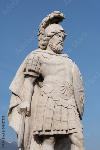 Antica statua di un guerriero greco o romano