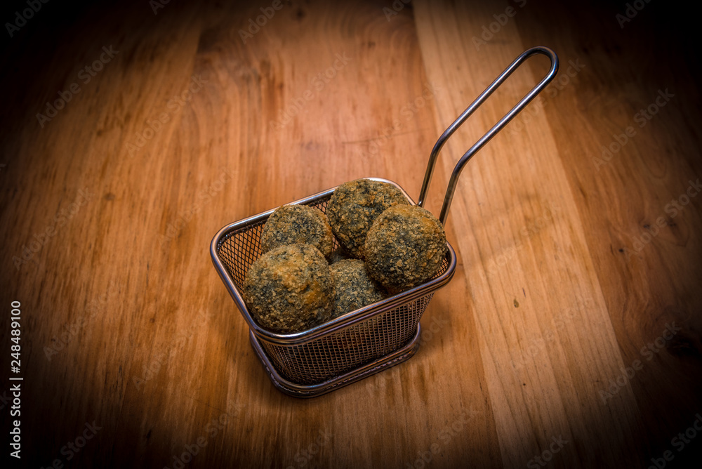 Φωτογραφία Close up of delicious meatballs on steel food basket, they can be made with meat, vegetables, fish