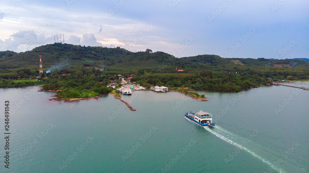 Obraz premium TRAT , THAILANDPort ferry boat in Koh Chang Island, Trat, ,Thailand on October 20 , 2018. Koh chang Is the second largest island of Thailand.