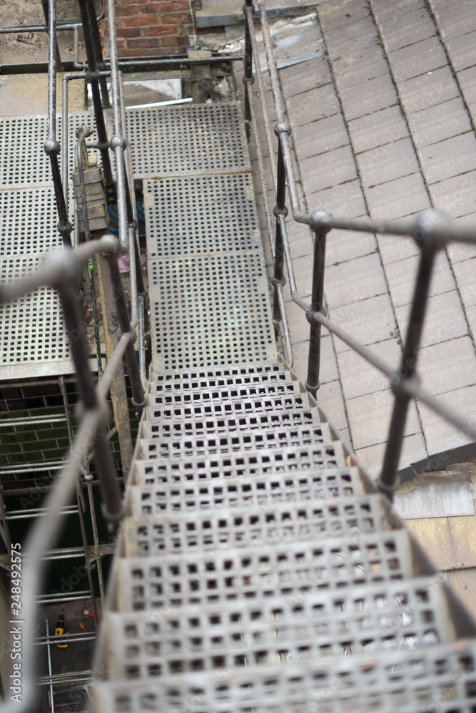 Foto Stock urban new york style metal vintage steel fire escape ladder