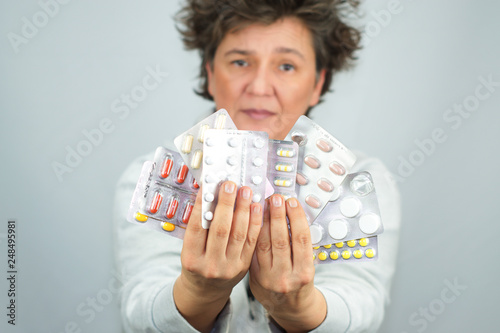 Frau mit Tabletten