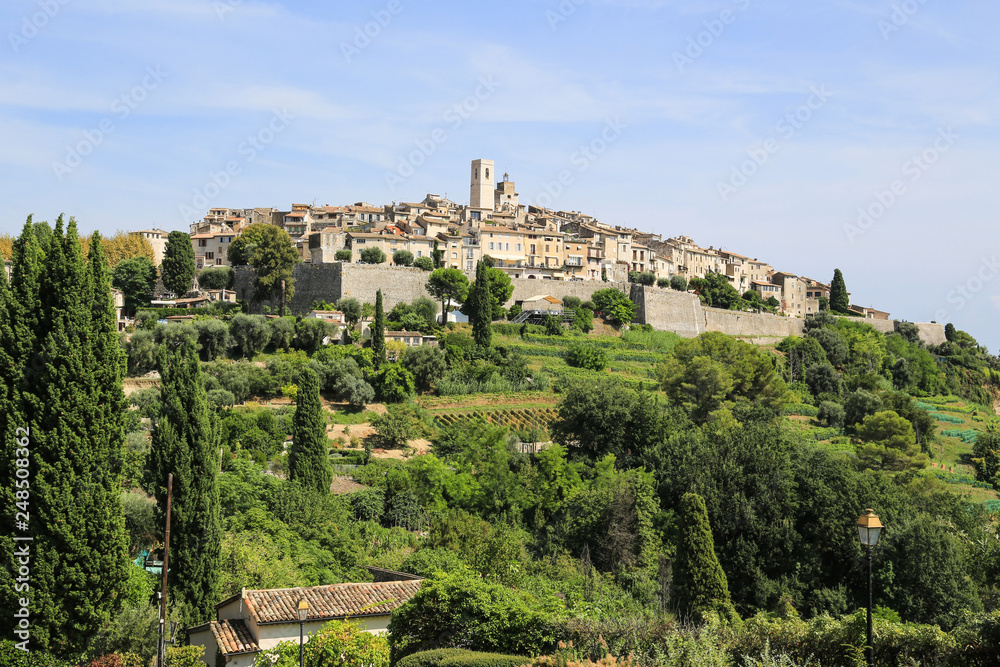 Frankreich, Provence, Cote d´azur: Blick auf das mittelalterliche Künstlerdorf Saint-Paul-de-Vence