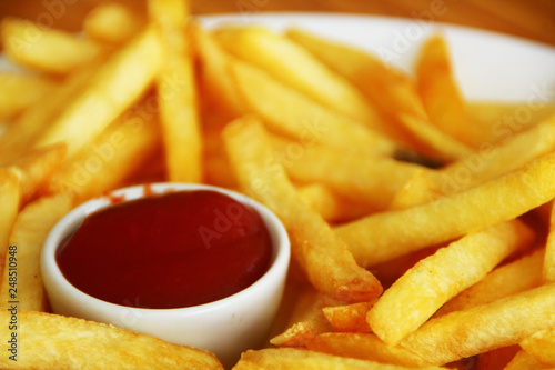 batatas fritas, french fries, close up, batatas fritas com molho ketchup em close, prato branco