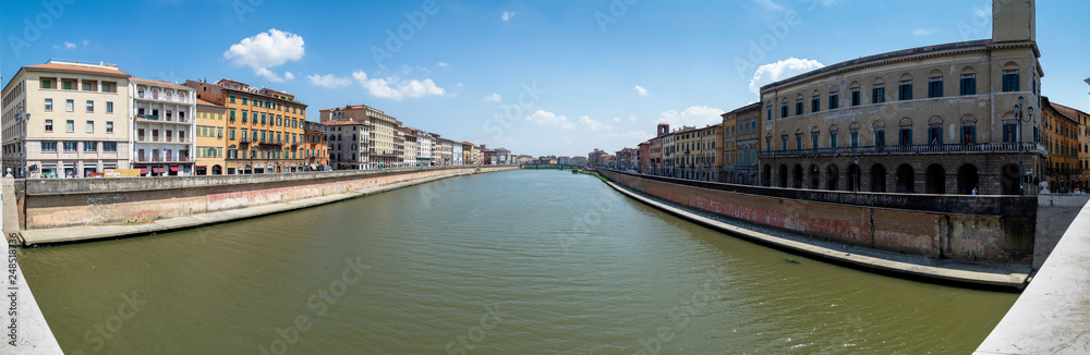 Obraz premium Panoramic view of the Arno river from the Ponte di Mezzo, Pisa