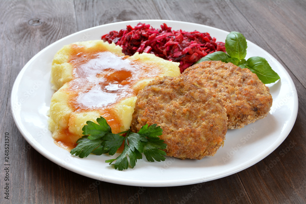 kotlety mielone z ziemniakami, sosem i surówką