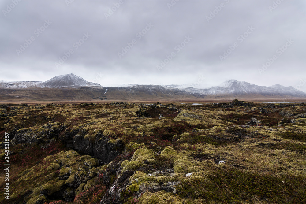Paisaje de montañas nevadas en Islandia