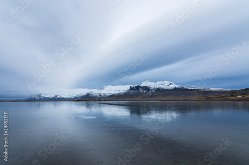 Paisaje de montañas nevadas en Islandia