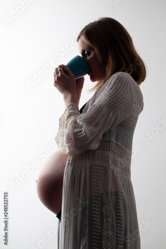 Mujer embarazada photo