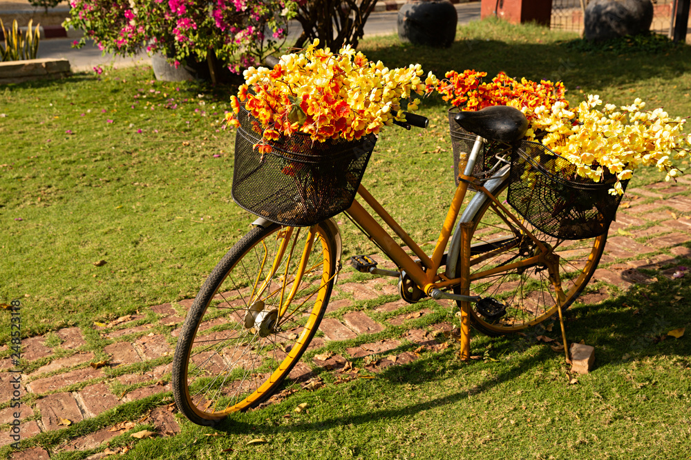 Bicicleta decorada con flores.
