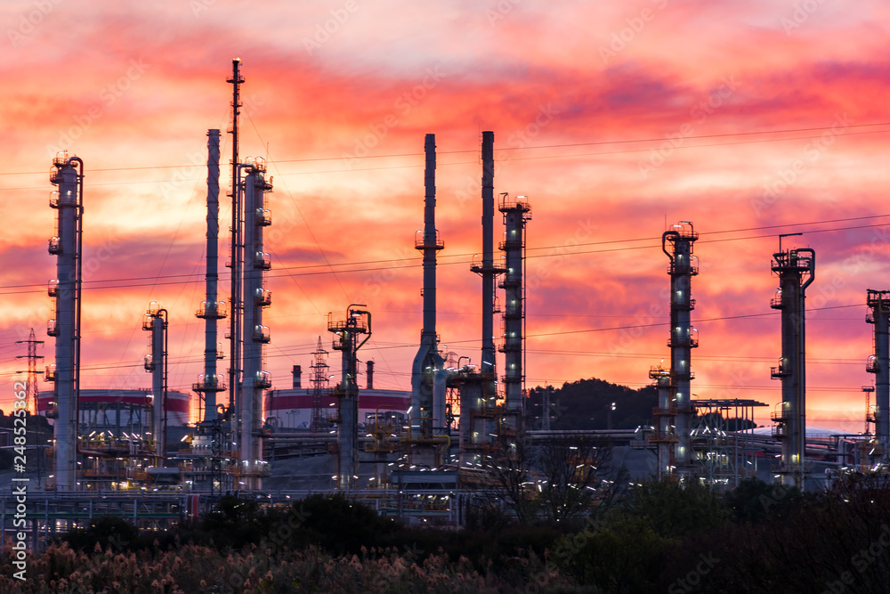 Refineria al amanecer Refineria al amanecer