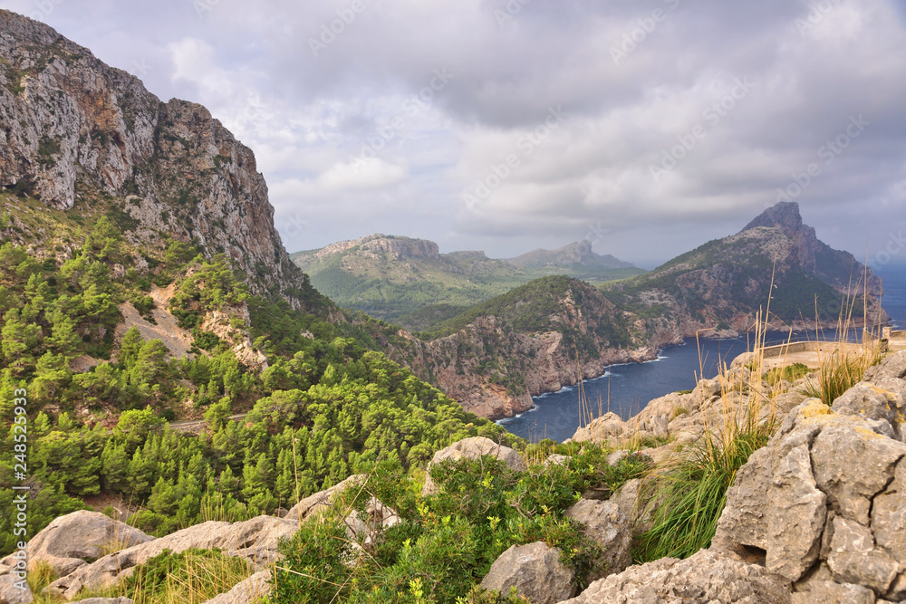 Naklejka premium Landscape of rocky coast before a storm under gloomy dramatic sky