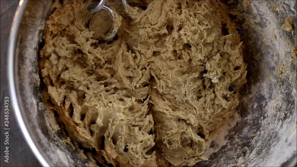 Brot backen und zubereiten mit dem Handrührgerät