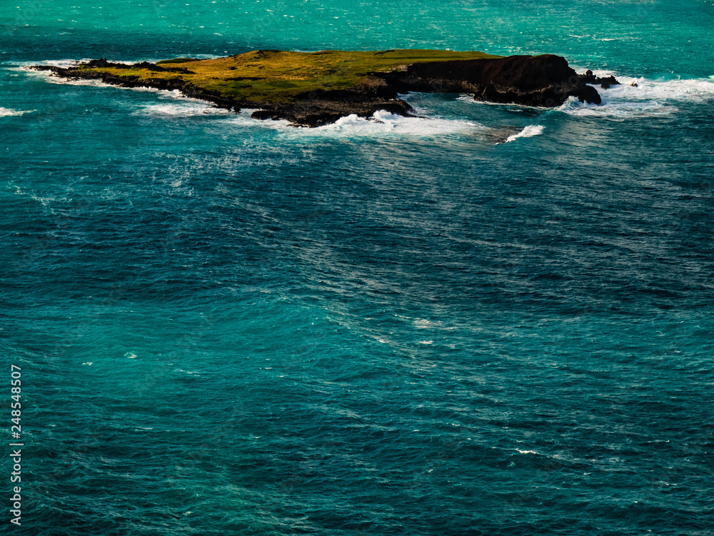 Naklejka premium Rough Seas on Kaohikaipu Island, Oahu, Hawai'i