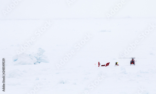 Εκτύπωση καμβά Scientists over an ice floe for research are evacuated by helicopter