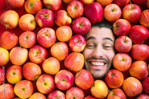 Mann mit Äpfeln , Konzept für Lebensmittelindustrie. Gesicht von lachenden mann  in Apfel Fläche.