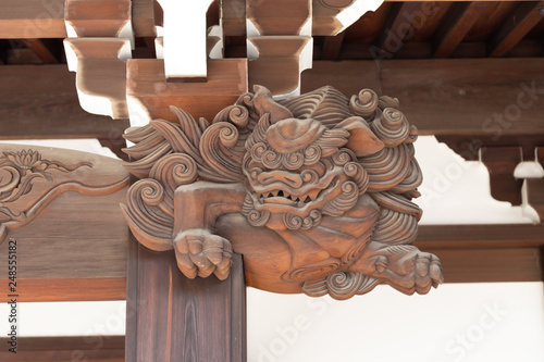 神社建物の梁に彫刻された木鼻の獅子 photo