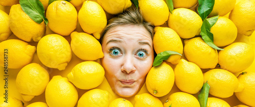 Frau mit Zitronen , Konzept für Lebensmittelindustrie. Gesicht von lachende Frau in Zitronen flache. photo