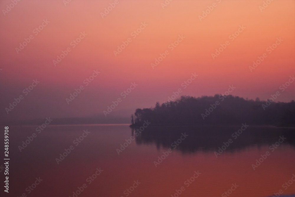 Obraz premium sunset on lake