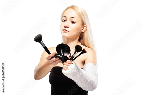 girl with a broken arm trying to put makeup