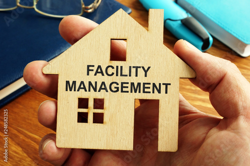 Carta da parati Facility management written on the small house.