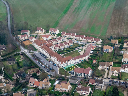 vue aérienne de la ville de Thoiry à l'ouest de Paris photo