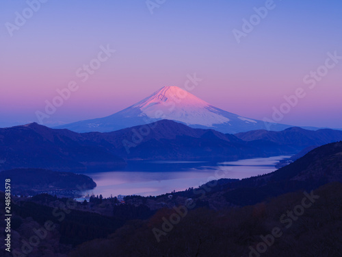 大観山からの早朝の富士山と芦ノ湖
