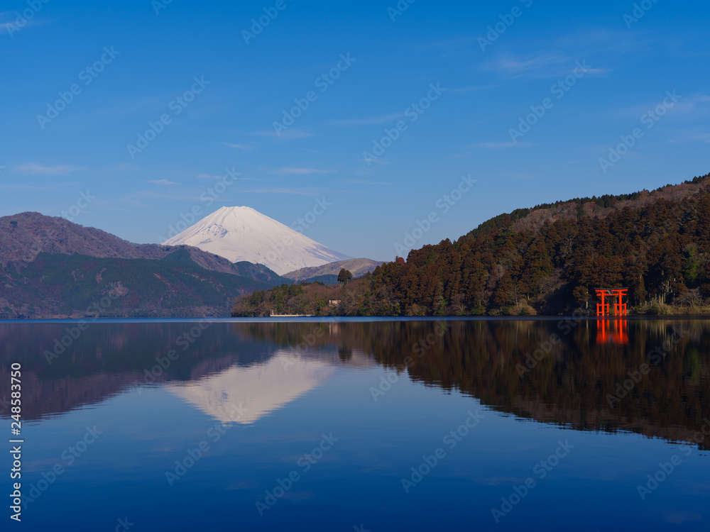 芦ノ湖湖畔からの富士山と箱根神社鳥居