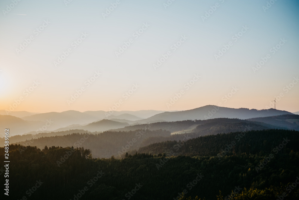 Fototapeta premium Sonnenaufgang im Schwarzwald über den Bergen