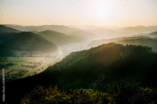 Blick über die Hügel und Berge des Kinzigtal im Schwarzwald bei Sonnenaufgang