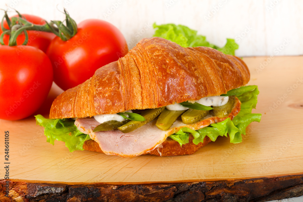 Croissat with ham and cucumbers