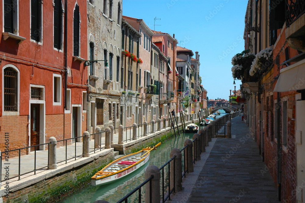 Canale veneziano con gondole e barche, Venezia, Veneto, Italia