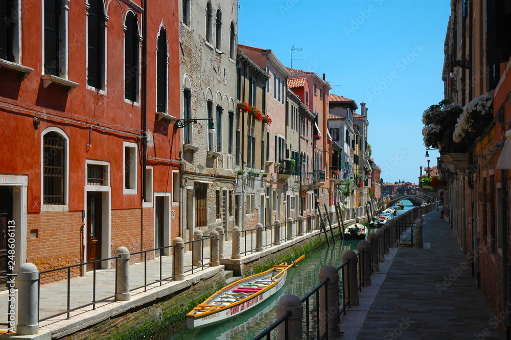 Canale di Venezia con case colorate e canale, Italia