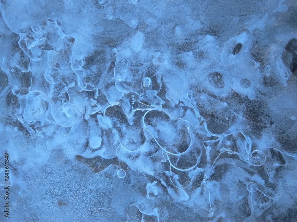 Naklejka premium Ice on the river with beautiful patterns