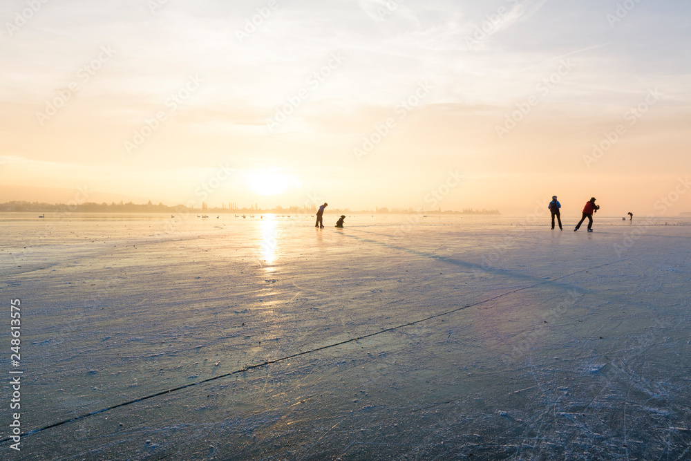 Fototapeta premium Eislaufen auf dem Bodensee
