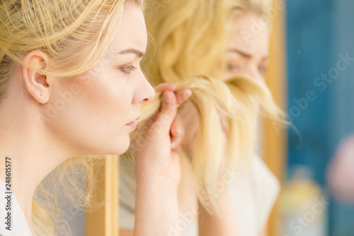 Εκτύπωση καμβά Woman having blonde split ends hair