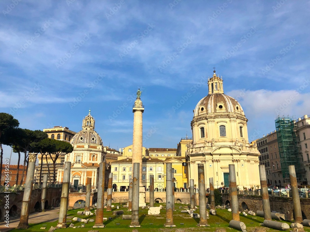 Fototapeta premium Fori di Traiano, Colonna di Traiano e chiese romane, Roma, Italia