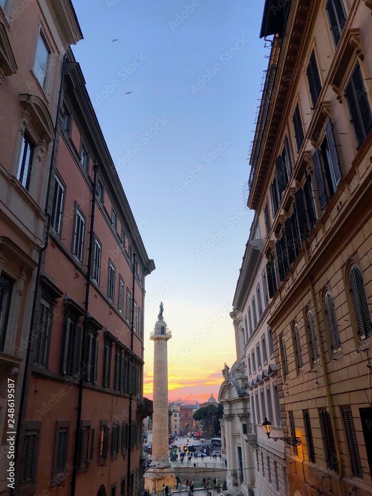 Colonna di Traiano al tramonto, Roma, Italia