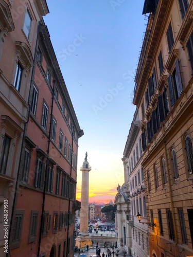 Vista della Colonna di Traiano al tramonto, Roma, Italia © Eleonora Lamio