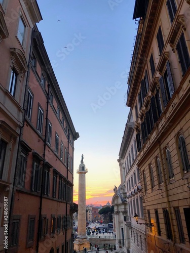 Colonna di Traiano al tramonto, Roma, Italia